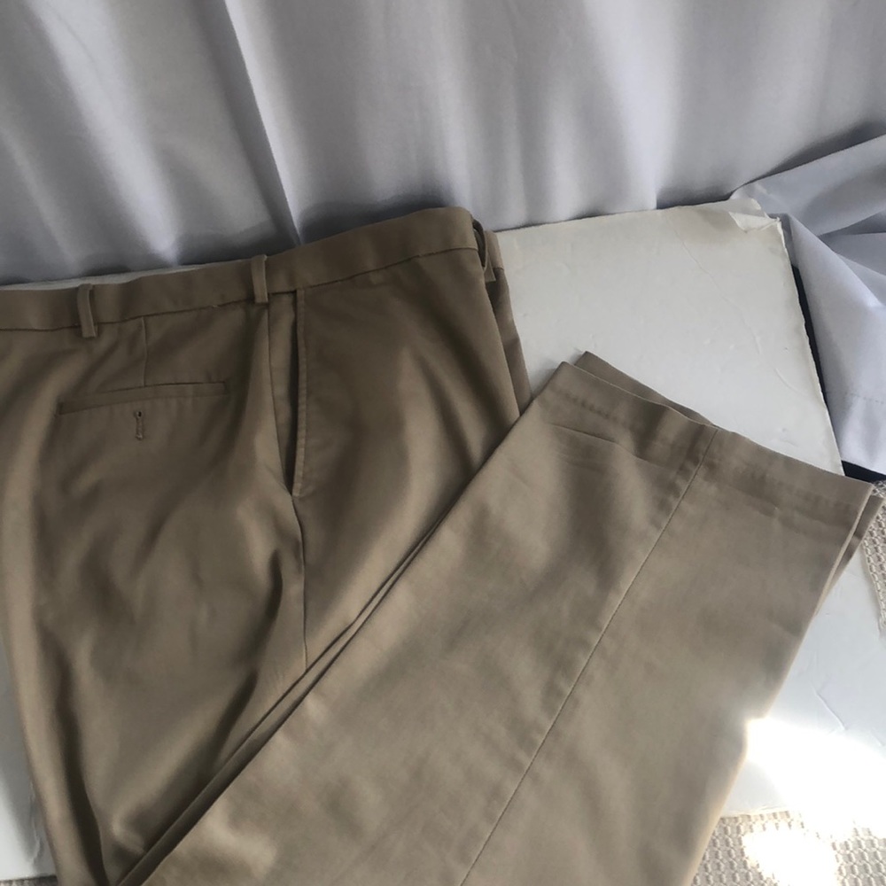 Haggar Classic Fit khaki pants size 44x30 In excellent condition